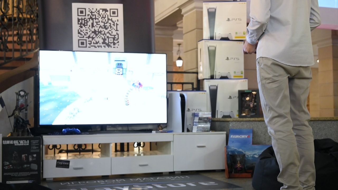 La manette DualSense avec les jeux pr&eacute;sents sur la Ps5